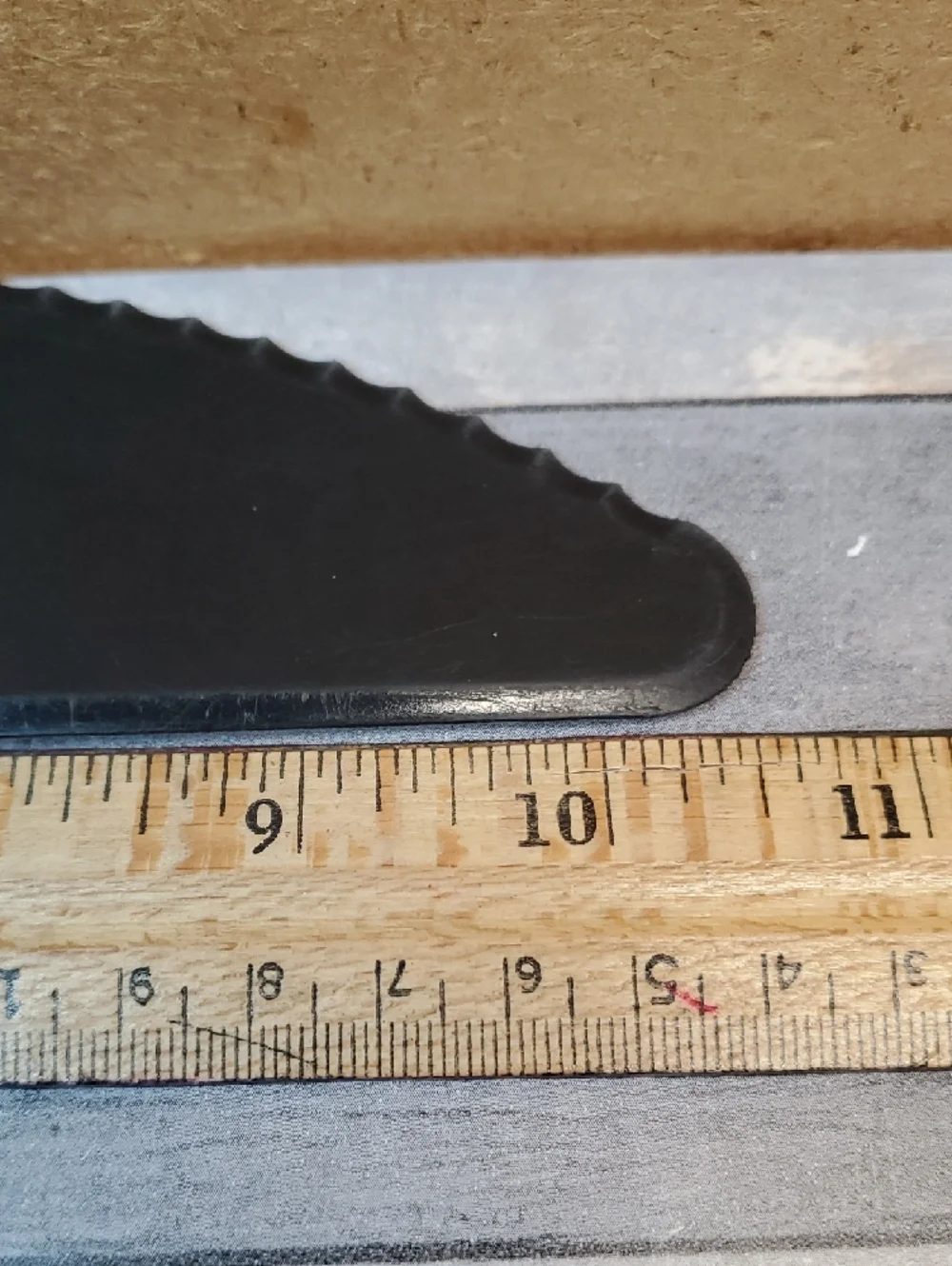 TUPPERWARE BLACK SERRATED EDGE CAKE CUTTER KNIFE  1819-9